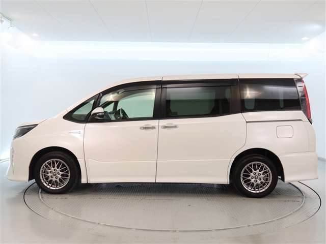 スポーティな印象を与える純正ホイールです。どこまでも走っていきたくなるようなデザインですね♪