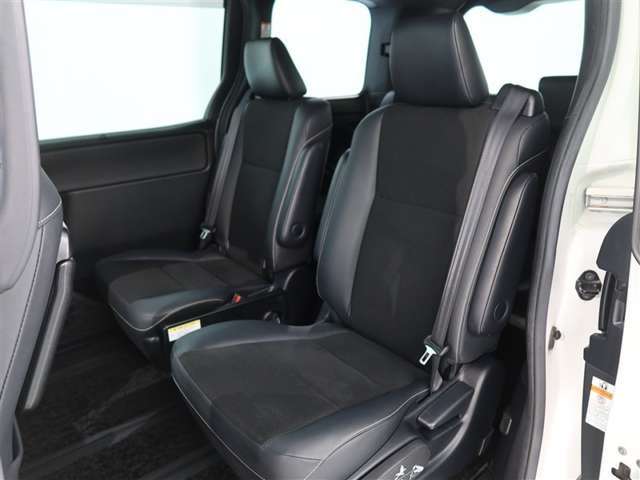 ゆとりある広々とした車内空間は、ドライブを始め買い物やレジャーなど、幅広く活躍します。一人でもみんなとでもお出かけを楽しみましょう！