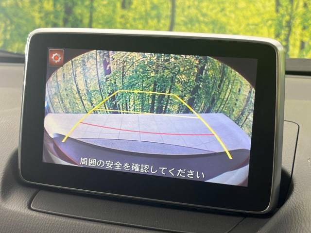 【バックカメラ】駐車時に後方がリアルタイム映像で確認できます。大型商業施設や立体駐車場での駐車時や、夜間のバック時に大活躍！運転スキルに関わらず、今や必須となった装備のひとつです！