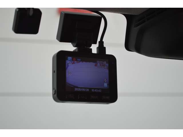 ドライブレコーダーは映像音声などを記録する自動車用の車載装置のことです。 もしもの事故の際の記録はもちろん旅行の際の思い出としてドライブの映像を楽しむことができます
