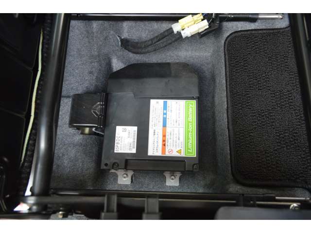 Sエネチャージ搭載で、減速時のエネルギーで発電＆充電。ガソリンの消費を抑えて低燃費を実現し、止まる前からエンジンを止めて、ムダなガソリンを節約。かしこくエコな（新）アイドリングストップです。