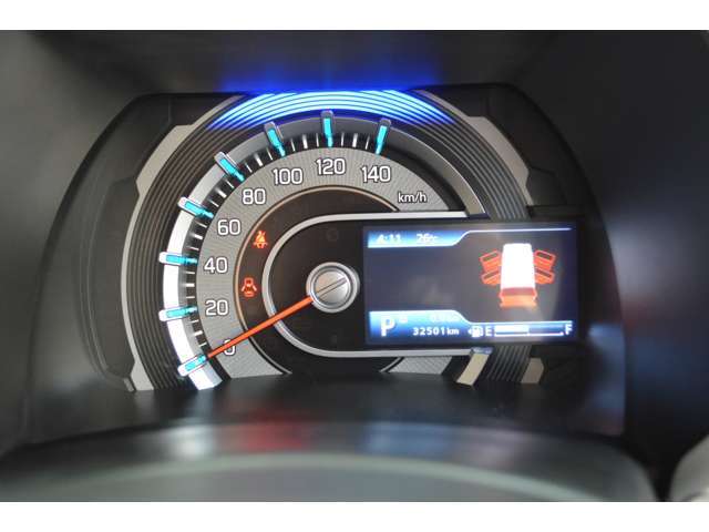 スポーティーなメーターと、運転操作を視覚化して表示するマルチインフォメーションカラーディスプレイです