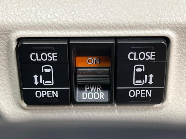 【両側パワースライドドア】スマートキーや運転席のスイッチで後席両側スライドドアの開閉が可能♪電動だから力を入れてドアを開ける必要が無く、小さなお子様でも簡単に開け閉めでき快適です♪