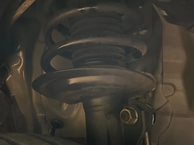 お車を安心してお乗りいただく為には、足回りの定期点検が欠かせません。サービスサポート（有償保証）では無料点検もご提供しており、安心のカーライフをお過ごしいただけるサポート体制が整っています。