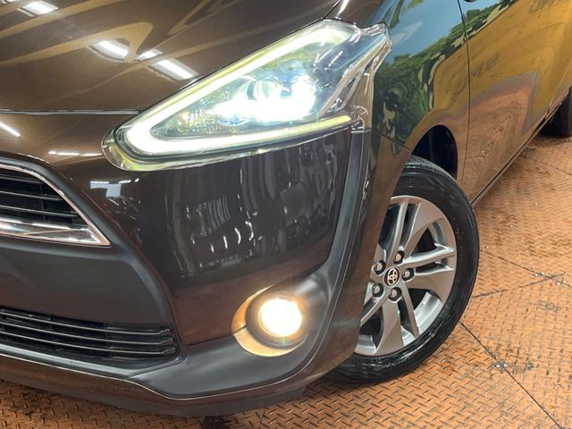 【LEDヘッドライト】悪天候や夜間走行時も良好な視界を確保し安心して運転できる高輝度LEDヘッドライトを装備！点灯速度が早く、消費電力も抑えられています。