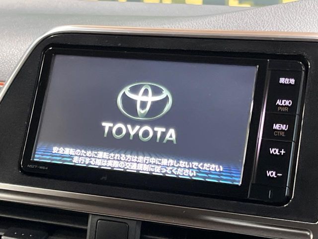 【純正ナビ】人気の純正ナビを装備しております。ナビの使いやすさはもちろん、オーディオ機能も充実！キャンプや旅行はもちろん、通勤や買い物など普段のドライブも楽しくなるはず♪