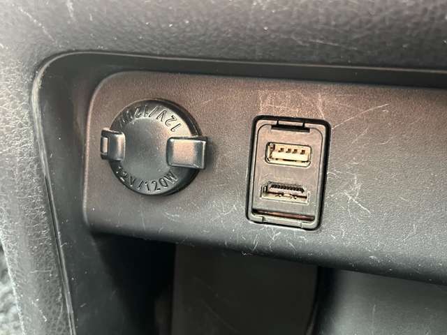 シガーソケット、USB,HDMI差込口