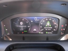 視認性にすぐれた10.2インチデジタルグラフィックメーターを採用。大径の2眼とシンプルなバー表示の切り替えや、走行中に必要な情報を表示します。