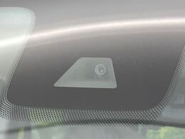 【三菱e-Assist】走行中に前方の車両等を認識し、衝突しそうな時は警報とブレーキで衝突回避と被害軽減をアシスト。より安全にドライブをお楽しみいただけます。