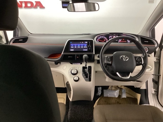 開放感のある運転席まわり！　運転席からの視界は良好です！！