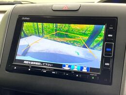 【バックカメラ】駐車時に後方がリアルタイム映像で確認できます。大型商業施設や立体駐車場での駐車時や、夜間のバック時に大活躍！運転スキルに関わらず、今や必須となった装備のひとつです！
