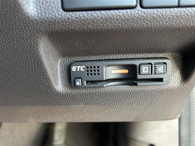 【ETC】有料道路を利用する際に料金所で停止することなく通過できる、ETC車載器（ノンストップ自動料金収受システム機器）が装備されています。セットアップを行うことで利用可能になります。