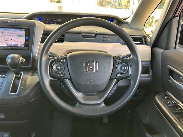 【ステアリング】軽い力で扱いやすいハンドルです。目立つ傷やスレなどなく綺麗な状態です！除菌プランいれていただくとさらに快適に！清潔なお車はお子様にも安心ですね！