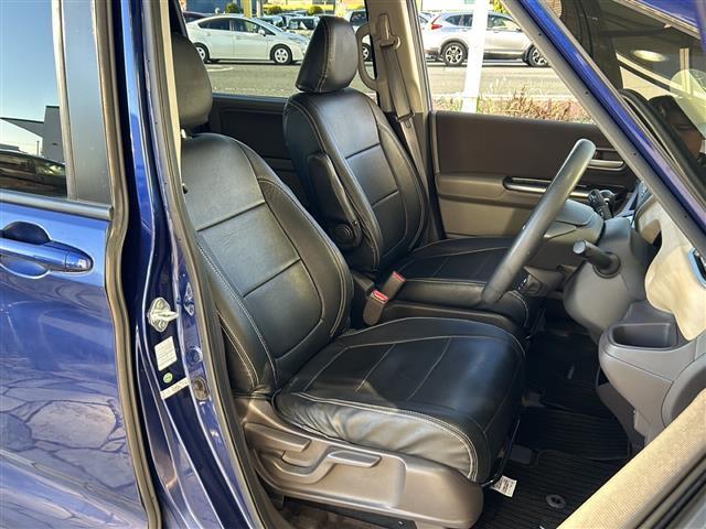 【運転席】座り心地が良いシートなので長時間の運転でも快適にお過ごしいただけます。新品のフロアマットのご注文も可能です。掲載箇所以外にご希望の写真がございましたらお気軽にお問い合わせ下さい。