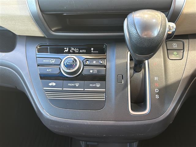 【シフトレバー】シフトも操作しやすく快適なドライブを楽しんでいただけます！