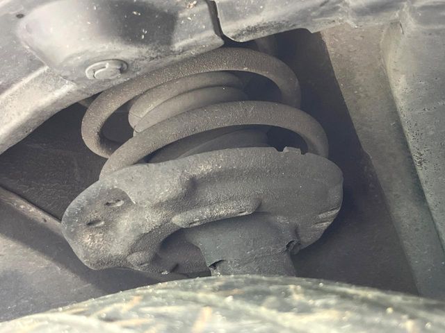 お車を安心してお乗りいただく為には、足回りの定期点検が欠かせません。サービスサポート（有償保証）では無料点検もご提供しており、安心のカーライフをお過ごしいただけるサポート体制が整っています。