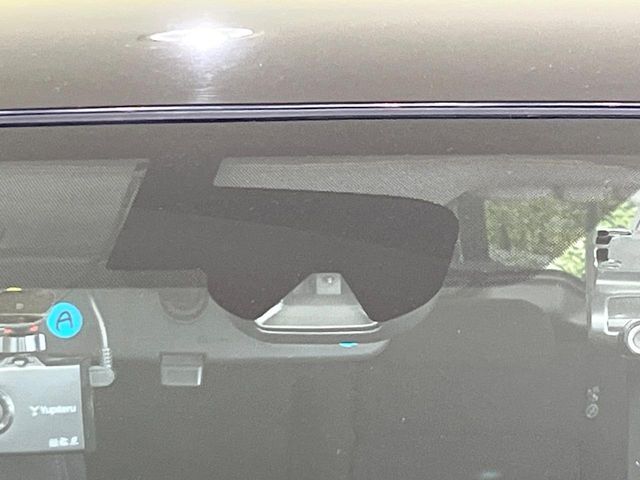 【エマージェンシーブレーキ】走行中に前方の車両等を認識し、衝突しそうな時は警報とブレーキで衝突回避と被害軽減をアシスト。より安全にドライブをお楽しみいただけます。
