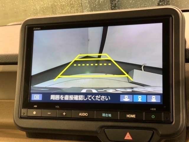 リバースギアに入れるだけで後方の表示へ切り替わります。夜間や雨の日の駐車も楽になりますよ。