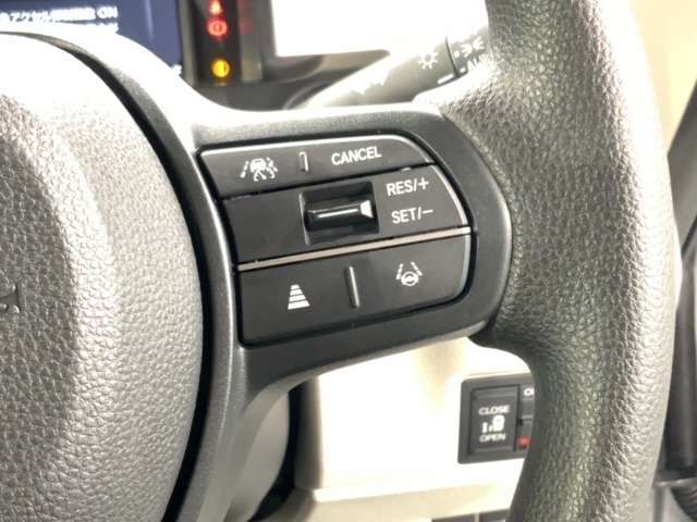クルーズコントロールを装備しています。高速道路などで一定の速度で走ってくれるので運転が楽ですよ！速度を設定できますので、スピードの出しすぎにも注意できます。