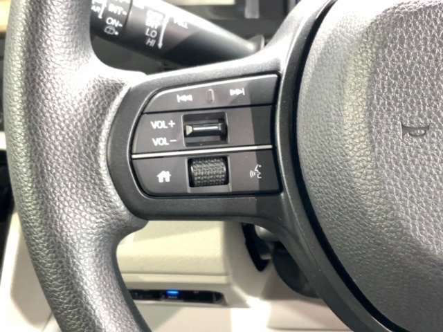 ステアリングにオーディオ操作スイッチが付いています。オーディオ画面に直接タッチしなくても操作が出来ますので、運転に集中できます。