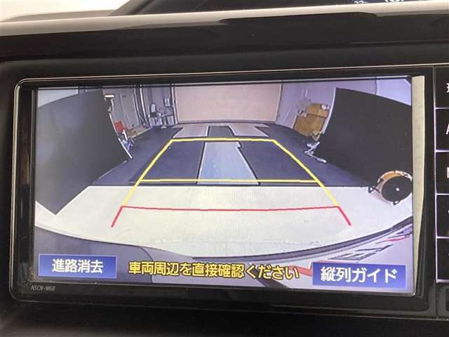 こちらのバックカメラは画面にラインが表示されておりますので、バック時のクルマの進行方向の目安になります。より高いレベルで車庫入れをサポートする、便利な機能ですね。