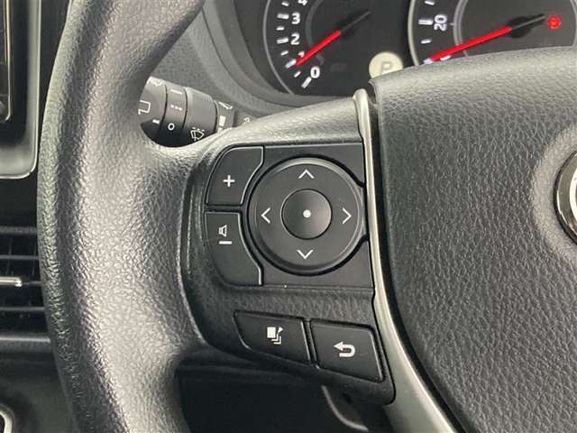 運転中、オーディオの操作をしてて、ハッとしたことはありませんか？ステアリングスイッチは、運転中でもハンドルでオーディオの操作が可能です。安全なドライブをサポートします。