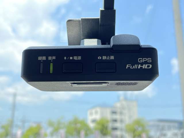 「ドライブレコーダー」 急停止や衝突などで車に衝撃が加わった時、映像・音声を記録する車載装置です♪