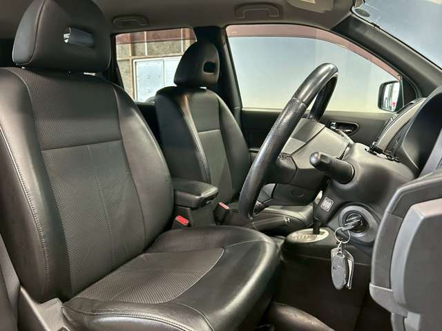 運転席も広々としており運転しやすい環境を実現しています☆室内クリーニングも実施済みです。