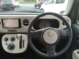 【パワーステアリング】基本装備の1つでハンドルを軽い力で操作可能☆特に低速時や駐車時にハンドルが軽くなり、運転の負担が軽減されます。