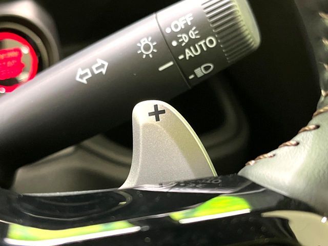 【パドルシフト】ハンドルから手を離さずに素早くシフトアップ＆ダウンができるので、エンジンブレーキを使う下り坂や高速道路の合流で加速したい場面で役立ちます。