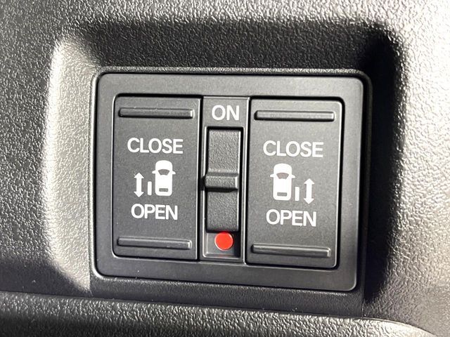 【両側パワースライドドア】スマートキーや運転席のスイッチで後席両側スライドドアの開閉が可能♪電動だから力を入れてドアを開ける必要が無く、小さなお子様でも簡単に開け閉めでき快適です♪