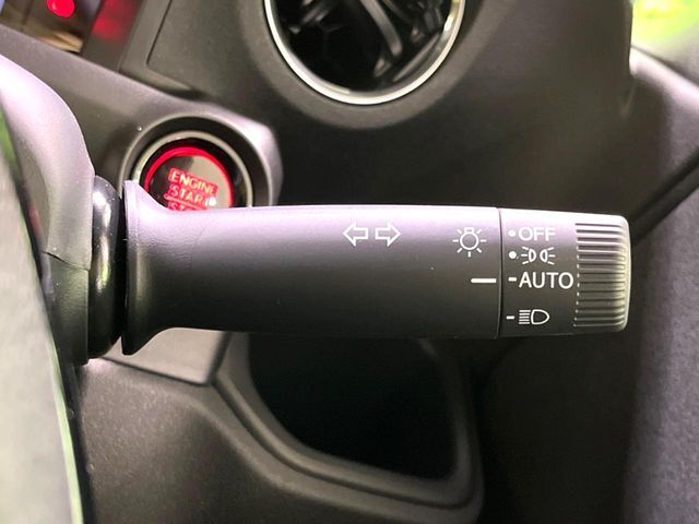 【オートライト】周りの明るさに応じて自動でヘッドライトの点灯・消灯ができる機能です！ライトの付け忘れ・消し忘れなどが無くなり、雨の日や夕方の走行も安心！トンネル通過時も便利ですね♪