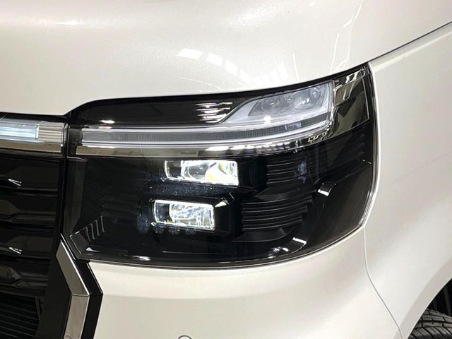 【LEDヘッドライト】悪天候や夜間走行時も良好な視界を確保し安心して運転できる高輝度LEDヘッドライトを装備！点灯速度が早く、消費電力も抑えられています。