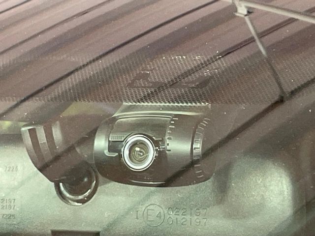 【ドライブレコーダー】安心・安全なカーライフに必須のドライブレコーダーを装備！走行中はもちろん、あおり運転や事故に遭遇した際の状況も映像で記録し、万一のリスクに備えます。