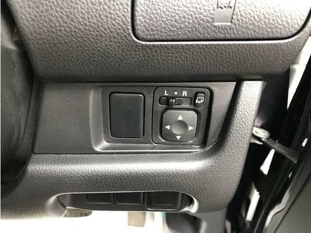 電動格納ミラーの操作ボタンです！