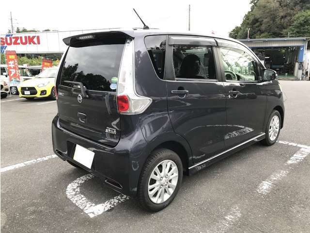 後部座席はプライバシーガラスです。断熱効果もあるので車内温度の上昇を防いでくれます。夏場のエアコンの効きも良くなり、快適に過ごせます！燃費向上にもつながります！！