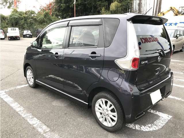 後部座席はプライバシーガラスです。断熱効果もあるので車内温度の上昇を防いでくれます。夏場のエアコンの効きも良くなり、快適に過ごせます！燃費向上にもつながります！！