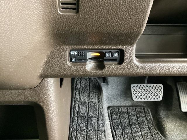 ハンドルの左下にETCがついています。高速道路の料金所の通過も楽々です。　カードの取り出しもしやすい場所についています。