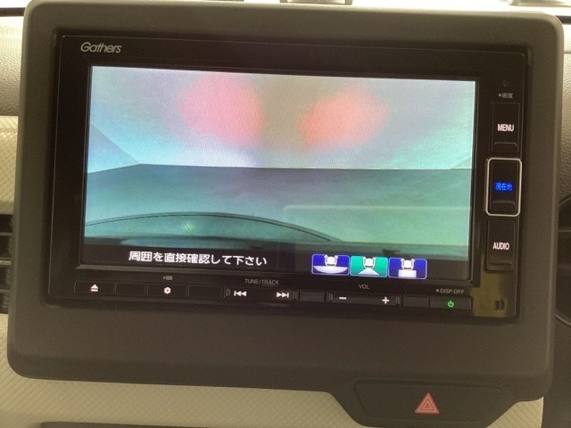ギヤをR（バック）に入れるとナビの画面に後ろの映像が映るリアカメラ付です。後退時、コンディションが悪い視界でもカラーバックモニターがドライバーをサポートします。