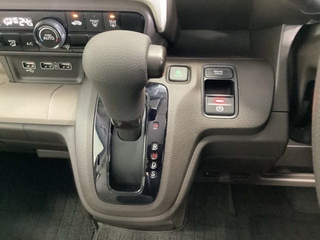 CVT車のセレクトレバーです。低速から高速まで、変速ショックのないスムーズな走りと、エンジン効率のよい領域を維持して燃費にも貢献します。サイドブレーキはスイッチ操作の電子制御パーキングブレーキです。
