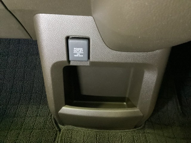 アクセサリーソケットはUSBのアダプターなどをつければ、スマホの充電にも使えます。周辺には物が置けるボックスがついています。