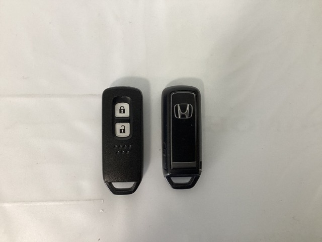 スマートキーを装備しています。鍵を差し込むことなくドアロックの開け閉めと、スタートボタン操作でのエンジンスタートができます。スペアキーも同じものを用意しております。