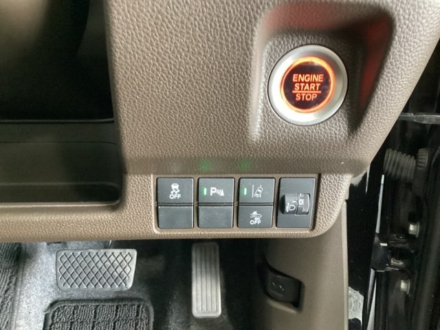 ハンドルの右側にはヘットライトレベライザーとHondaセンシング用のメインスイッチがついています。ヘッドライトレベライザーは道路状況や積荷の加重に応じてライトの高さを調節できます。