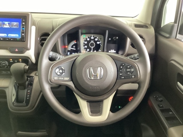 ハンドルにHondaセンシング系のクルーズコントロールやレーンキープアシストなどのスイッチと、オーディオの操作スイッチが装備されています。ハンドルから手を離さず安全に操作できます。