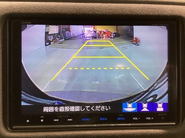 バックをするとき自動でリアの様子が映る『リアカメラ』付き！　画面で確認しながらバックが出来るので駐車の時も安心です。