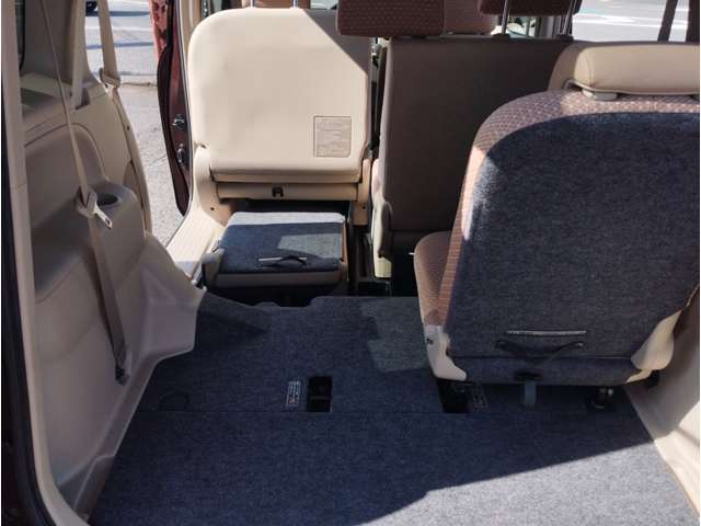 サードシートは使用しない時は助手席の下へ収納すれば広い荷室として使用可能。助手席は大きく前へ動きますので長物も積むことができます。
