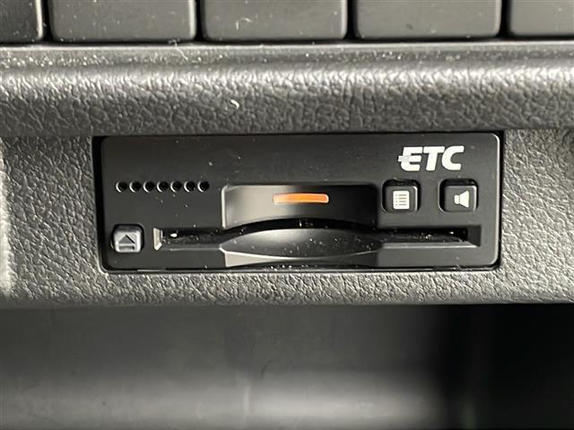 【ETC】有料道路を利用する際に料金所で停止することなく通過できる、ETC車載器（ノンストップ自動料金収受システム機器）が装備されています。セットアップを行うことで利用可能になります。