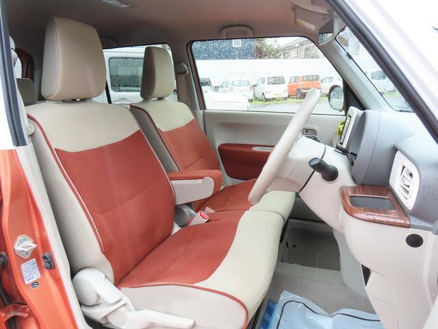 【フロントシート】インパネにシフトが付いているので足元広々！運転席から助手席の移動も楽々♪どちらからでも乗り降り出来るので、狭い場所の乗り降りも楽ちんですよ♪