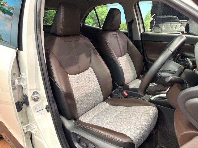 【ハーフレザーシート】高級感と座り心地を両立した人気のシート♪背面・座面のファブリック素材は、通気性の良さや滑りにくさに優れています。気温や服装に左右されず快適にお乗りいただけます。