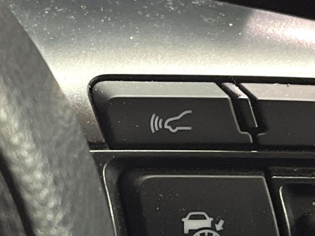 【トヨタセーフティセンス】走行中に前方の車両等を認識し、衝突しそうな時は警報とブレーキで衝突回避と被害軽減をアシスト。より安全にドライブをお楽しみいただけます。